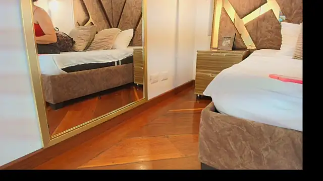 Snapshot of zarah_andrew__ chatting on November 2025 02:39:01 PM zarah andrew online show from November 2025 02:39:01 PM