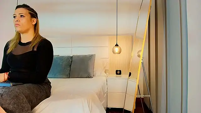 Snapshot of zarah_andrew__ chatting on November 2025 01:47:02 PM zarah andrew online show from November 2025 01:47:02 PM