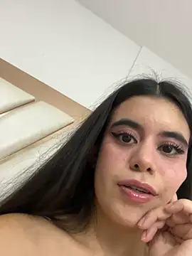 CoralineRusso1 online show from November 2025 06:35:01 AM