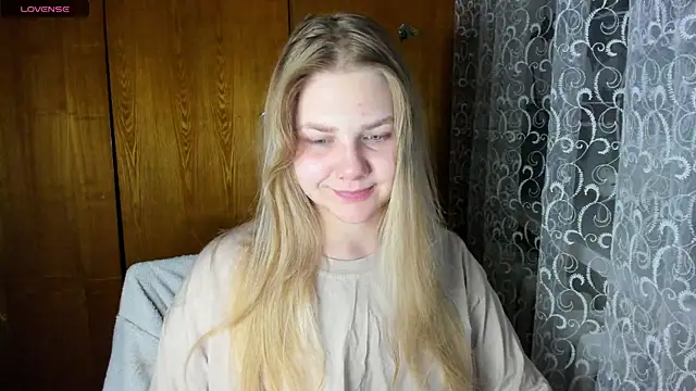 Snapshot of AlinaMors chatting on November 2025 08:40:02 PM AlinaMors online show from November 2025 08:40:02 PM