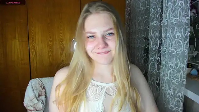 Snapshot of AlinaMors chatting on December 2025 10:27:02 PM AlinaMors online show from December 2025 10:27:02 PM