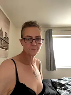 Snapshot of Curvy-Jinx chatting on October 2025 12:03:01 PM Curvy-Jinx online show from October 2025 12:03:01 PM