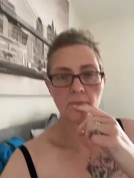 Snapshot of Curvy-Jinx chatting on October 2025 08:03:01 AM Curvy-Jinx online show from October 2025 08:03:01 AM