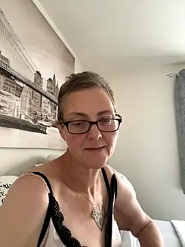 Snapshot of Curvy-Jinx chatting on October 2025 01:34:01 PM Curvy-Jinx online show from October 2025 01:34:01 PM