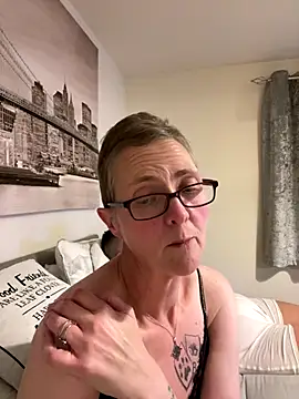 Snapshot of Curvy-Jinx chatting on October 2025 07:45:02 PM Curvy-Jinx online show from October 2025 07:45:02 PM