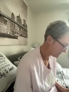 Snapshot of Curvy-Jinx chatting on October 2025 04:02:02 PM Curvy-Jinx online show from October 2025 04:02:02 PM