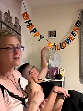 Snapshot of Curvy-Jinx chatting on October 2025 08:31:01 PM Curvy-Jinx online show from October 2025 08:31:01 PM