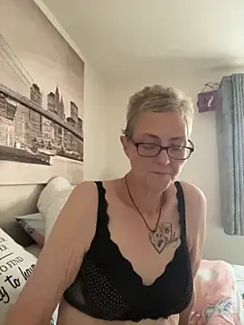 Snapshot of Curvy-Jinx chatting on November 2025 03:36:01 PM Curvy-Jinx online show from November 2025 03:36:01 PM