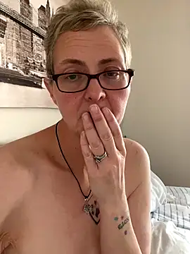 Snapshot of Curvy-Jinx chatting on November 2025 09:31:01 AM Curvy-Jinx online show from November 2025 09:31:01 AM