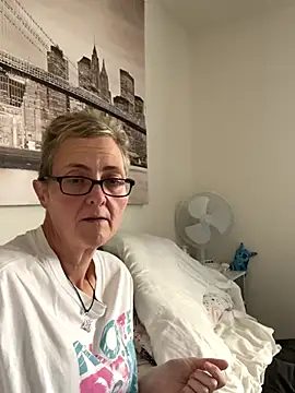 Snapshot of Curvy-Jinx chatting on November 2025 08:24:01 AM Curvy-Jinx online show from November 2025 08:24:01 AM