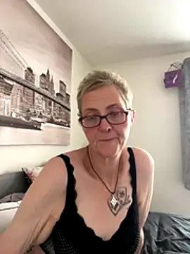 Snapshot of Curvy-Jinx chatting on November 2025 10:37:01 AM Curvy-Jinx online show from November 2025 10:37:01 AM