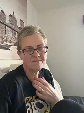 Snapshot of Curvy-Jinx chatting on November 2025 08:14:02 AM Curvy-Jinx online show from November 2025 08:14:02 AM