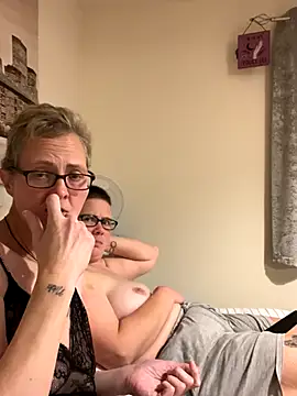 Snapshot of Curvy-Jinx chatting on November 2025 10:34:02 PM Curvy-Jinx online show from November 2025 10:34:02 PM