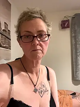 Snapshot of Curvy-Jinx chatting on November 2025 08:45:01 PM Curvy-Jinx online show from November 2025 08:45:01 PM