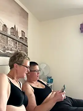 Snapshot of Curvy-Jinx chatting on December 2025 09:40:01 AM Curvy-Jinx online show from December 2025 09:40:01 AM