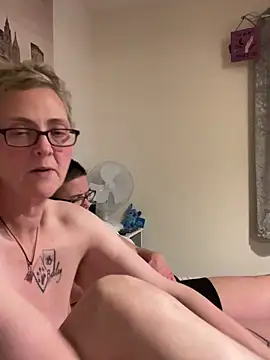 Snapshot of Curvy-Jinx chatting on December 2025 09:46:02 PM Curvy-Jinx online show from December 2025 09:46:02 PM