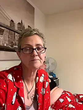 Snapshot of Curvy-Jinx chatting on December 2025 08:35:01 PM Curvy-Jinx online show from December 2025 08:35:01 PM