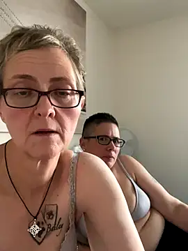 Snapshot of Curvy-Jinx chatting on December 2025 08:40:02 AM Curvy-Jinx online show from December 2025 08:40:02 AM