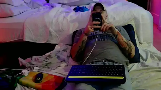 Snapshot of Luv2SuckBWC92 chatting on October 2025 07:04:02 AM Luv2SuckBWC92 online show from October 2025 07:04:02 AM