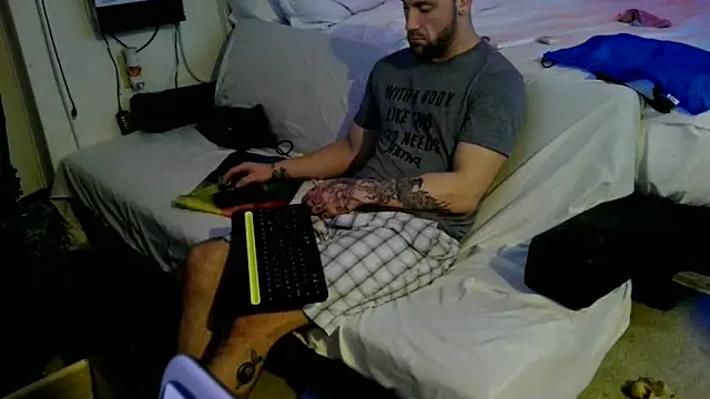 Snapshot of Luv2SuckBWC92 chatting on October 2025 03:40:02 AM Luv2SuckBWC92 online show from October 2025 03:40:02 AM