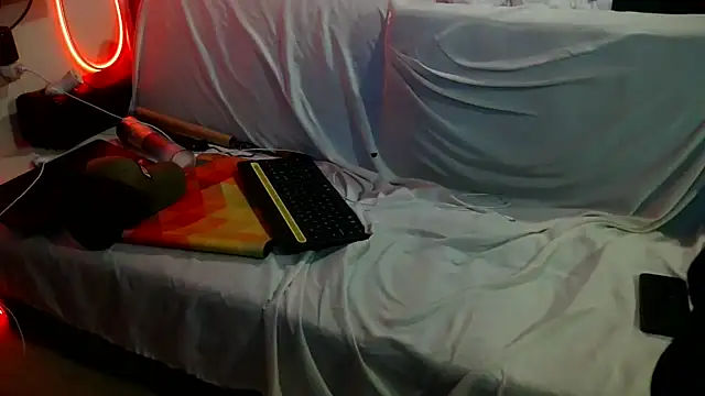 Snapshot of Luv2SuckBWC92 chatting on October 2025 05:15:02 AM Luv2SuckBWC92 online show from October 2025 05:15:02 AM