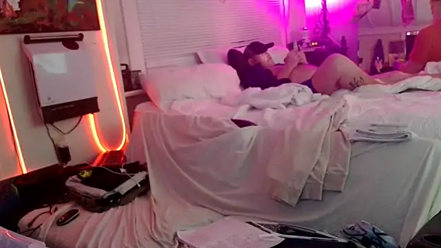 Snapshot of Luv2SuckBWC92 chatting on November 2025 08:15:02 AM Luv2SuckBWC92 online show from November 2025 08:15:02 AM