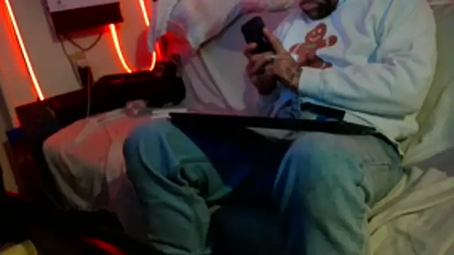 Snapshot of Luv2SuckBWC92 chatting on November 2025 08:22:02 AM Luv2SuckBWC92 online show from November 2025 08:22:02 AM