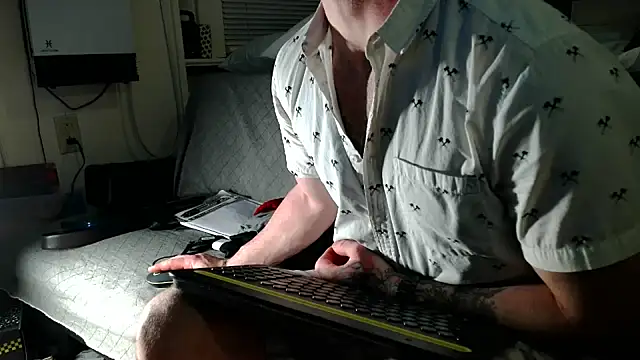 Snapshot of Luv2SuckBWC92 chatting on November 2025 05:18:01 AM Luv2SuckBWC92 online show from November 2025 05:18:01 AM