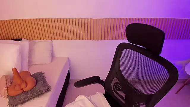 OliviaSweett online show from November 2025 12:30:01 AM