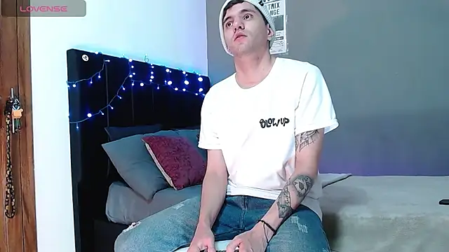 Matteo12  online show from December 2025 08:04:02 PM