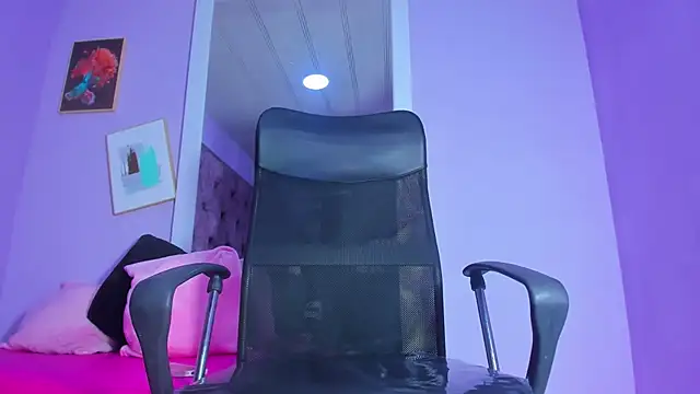 Snapshot of Emy_Latin chatting on November 2025 08:19:02 PM Emy Latin online show from November 2025 08:19:02 PM