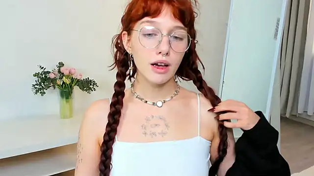 Snapshot of LeelooYolo chatting on November 2025 10:35:02 AM LeelooYolo online show from November 2025 10:35:02 AM