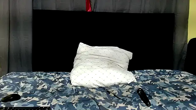 DarkBubble18 online show from October 2025 09:39:01 PM