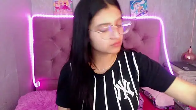 Snapshot of laurenelove chatting on October 2025 03:23:02 AM laurenelove online show from October 2025 03:23:02 AM
