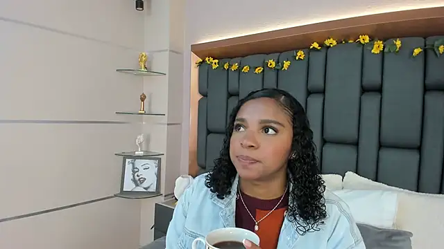 LisaMendez online show from November 2025 04:01:01 AM