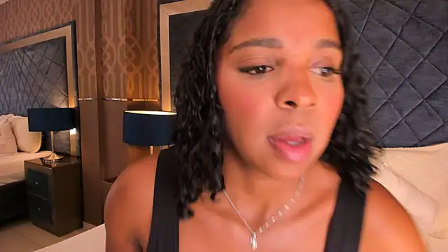 Snapshot of LisaMendez chatting on June 2026 04:17:02 AM LisaMendez online show from June 2026 04:17:02 AM
