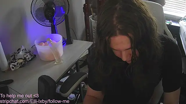 Snapshot of Elli-Ixby chatting on November 2025 04:17:02 PM Elli-Ixby online show from November 2025 04:17:02 PM