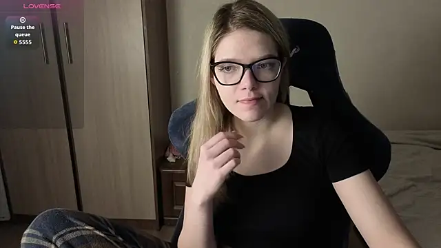 Snapshot of KatanaSVibe chatting on December 2025 01:17:01 PM KatanaSVibe online show from December 2025 01:17:01 PM