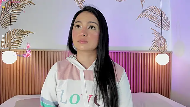 Snapshot of Valleriie_ chatting on June 2026 04:41:02 PM Valleriie online show from June 2026 04:41:02 PM