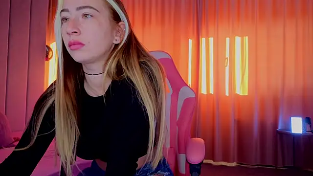 Reina Cummings online show from November 2025 07:00:01 AM