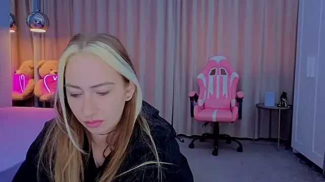 Reina Cummings online show from November 2025 07:18:02 AM