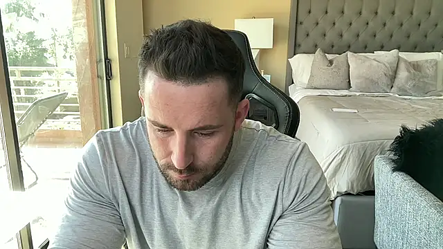 brettmycles28 online show from October 2025 05:36:01 PM