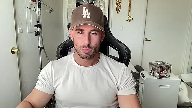 Snapshot of brettmycles28 chatting on July 2026 05:48:02 PM brettmycles28 online show from July 2026 05:48:02 PM