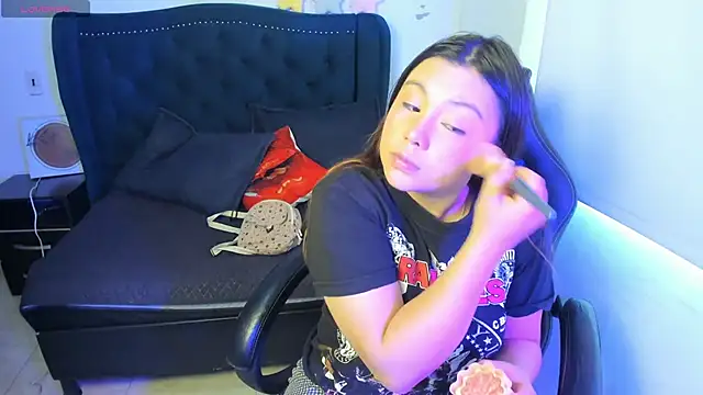 Snapshot of LucyPetit chatting on November 2025 01:33:02 PM LucyPetit online show from November 2025 01:33:02 PM