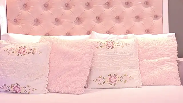 Snapshot of VioletBlaze chatting on November 2025 01:11:01 PM VioletBlaze online show from November 2025 01:11:01 PM