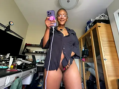 Snapshot of aliasyourfav chatting on October 2025 09:04:02 PM aliasyourfav online show from October 2025 09:04:02 PM