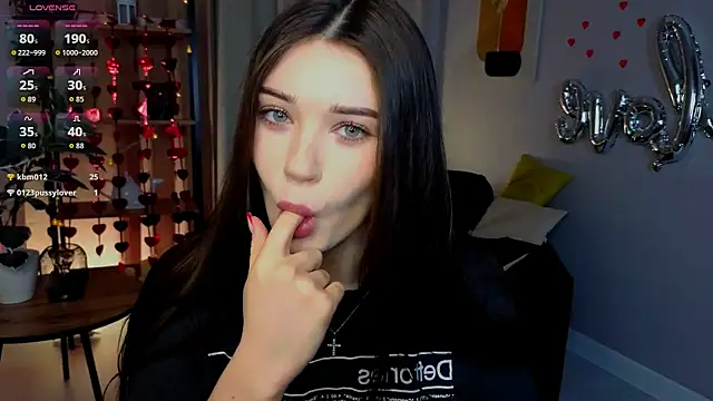 Snapshot of MollyBaby chatting on February 2026 02:02:01 PM MollyBaby online show from February 2026 02:02:01 PM