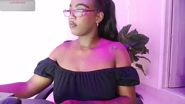 Snapshot of ReinaMiah chatting on November 2025 03:53:02 AM ReinaMiah online show from November 2025 03:53:02 AM