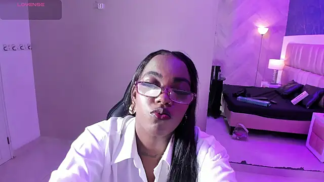 Snapshot of ReinaMiah chatting on November 2025 04:22:02 AM ReinaMiah online show from November 2025 04:22:02 AM