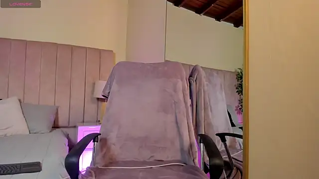 Snapshot of Mia_mtnz02 chatting on September 2025 03:56:02 PM Mia mtnz02 online show from September 2025 03:56:02 PM